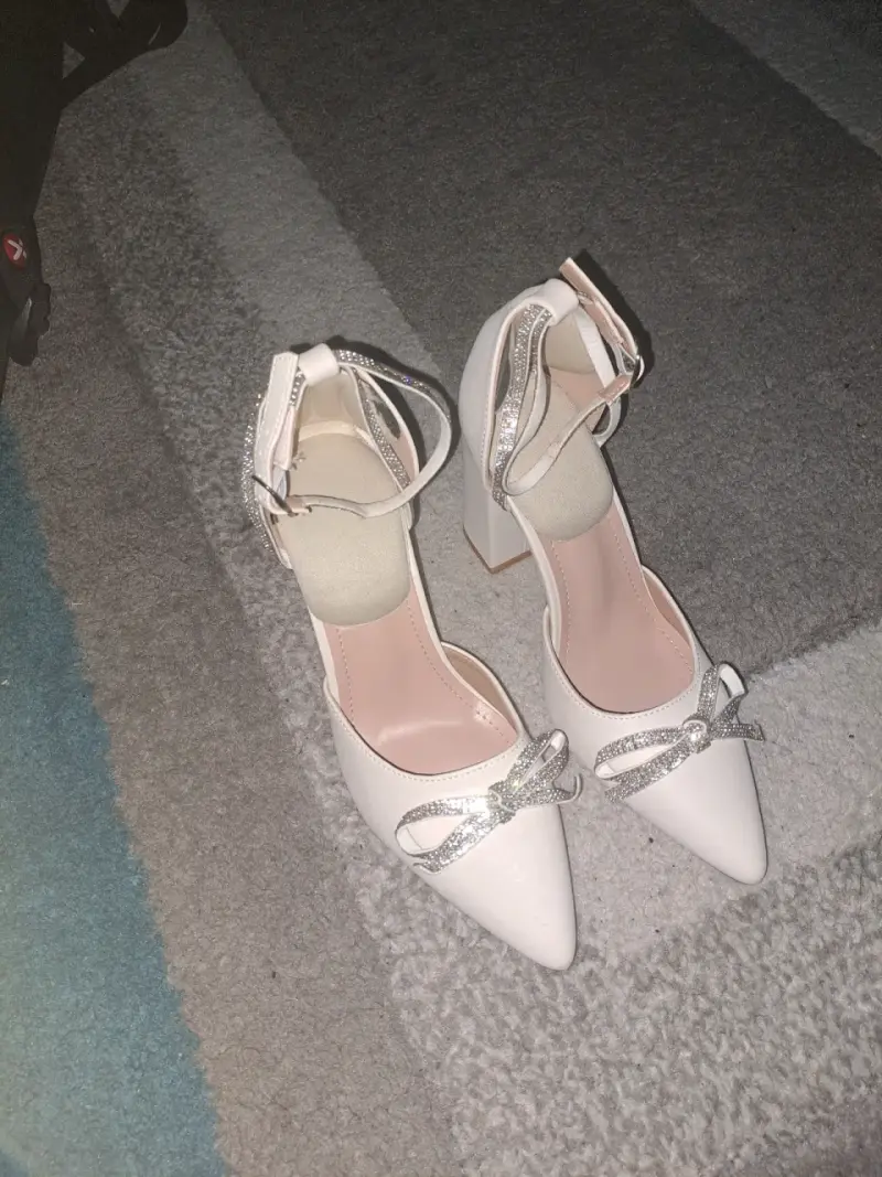 Zapatos de tacón blanco con lazo brillante - 1
