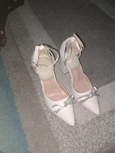 Zapatos de tacón blanco con lazo brillante - miniatura 1