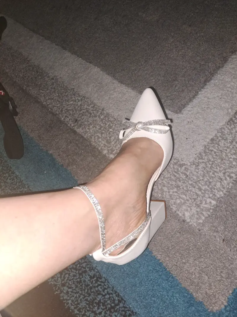 Zapatos de tacón blanco con lazo brillante - 2