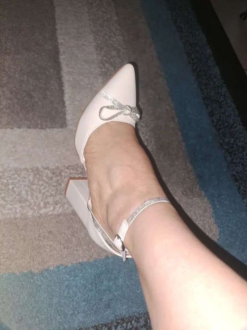 Zapatos de tacón blanco con lazo brillante - 3