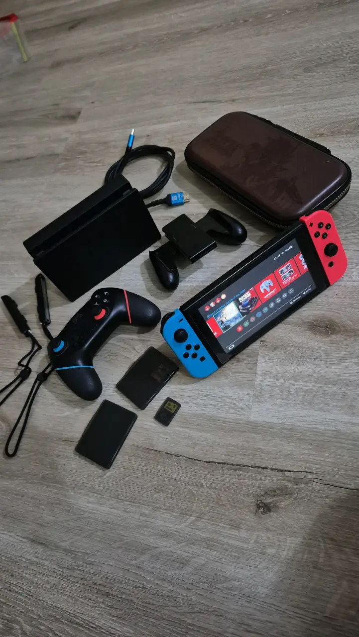 Nintendo Switch con juego, controles y accesorios - 1