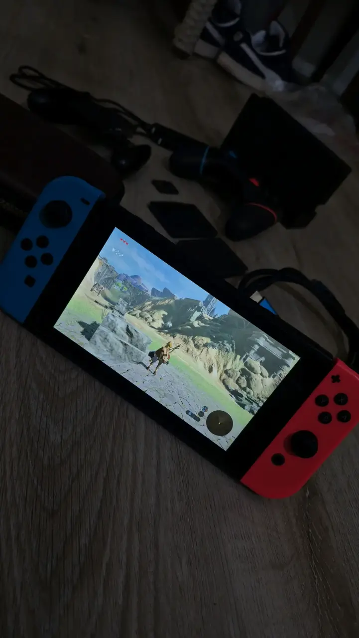 Nintendo Switch con juego, controles y accesorios - 2