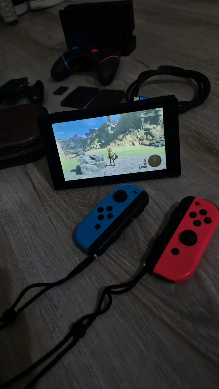 Nintendo Switch con juego, controles y accesorios - 3