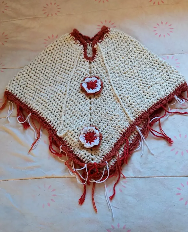 Poncho tejido a crochet para niña