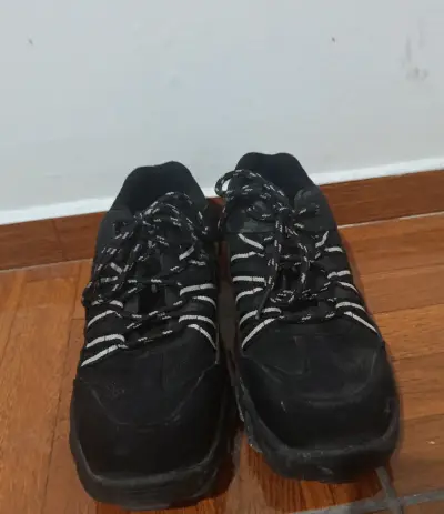 Zapatillas deportivas negras con diseño robusto - miniatura 1