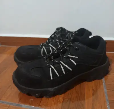 Zapatillas deportivas negras con diseño robusto - miniatura 2