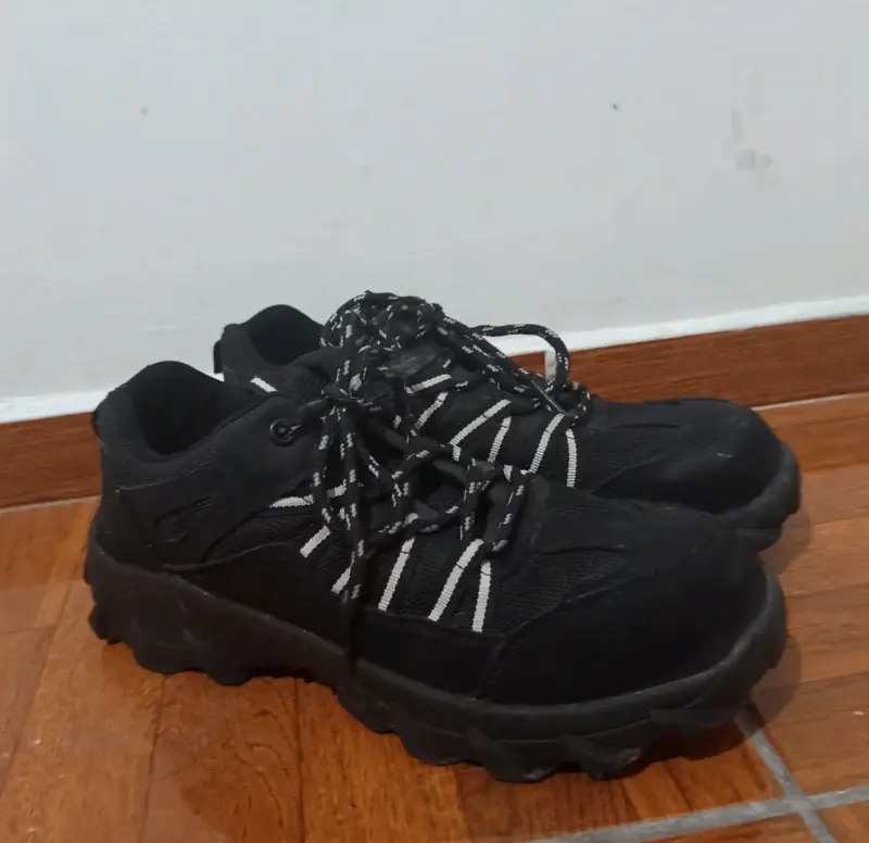 Zapatillas deportivas negras con diseño robusto - 3