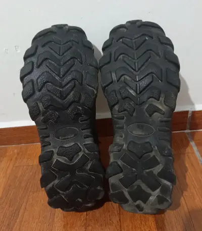 Zapatillas deportivas negras con diseño robusto - miniatura 4
