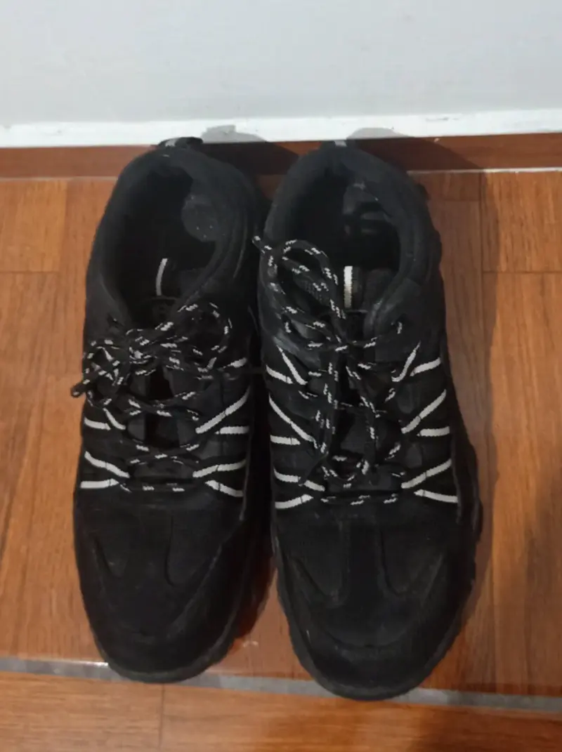Zapatillas deportivas negras con diseño robusto - 5