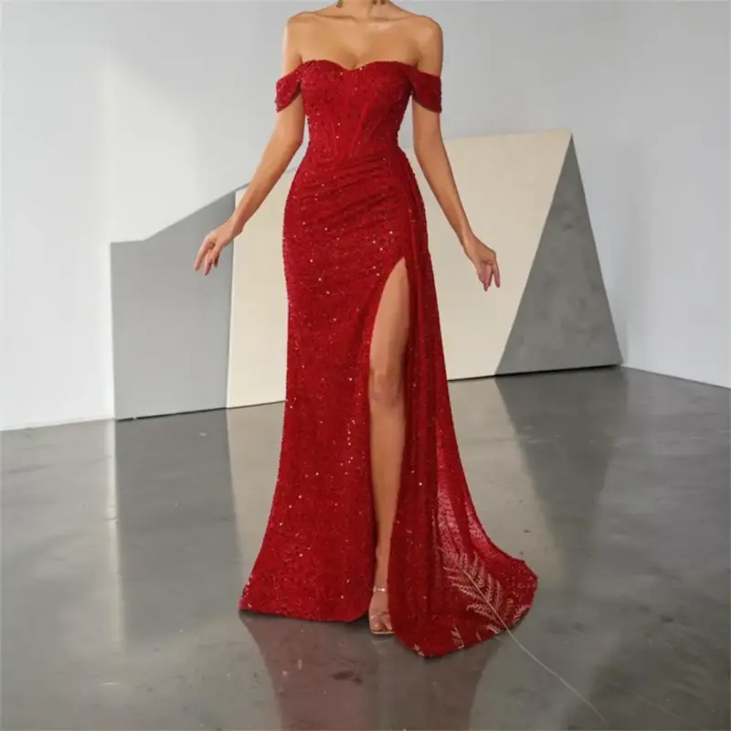 Vestido de gala rojo con lentejuelas y abertura