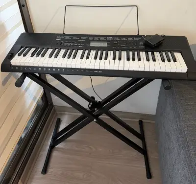 Teclado Casio con soporte y adaptador - miniatura 1