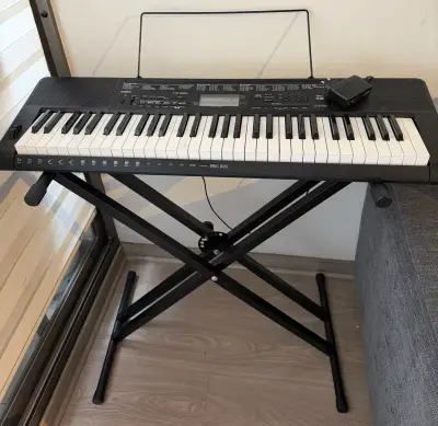 Teclado Casio con soporte y adaptador - miniatura 2