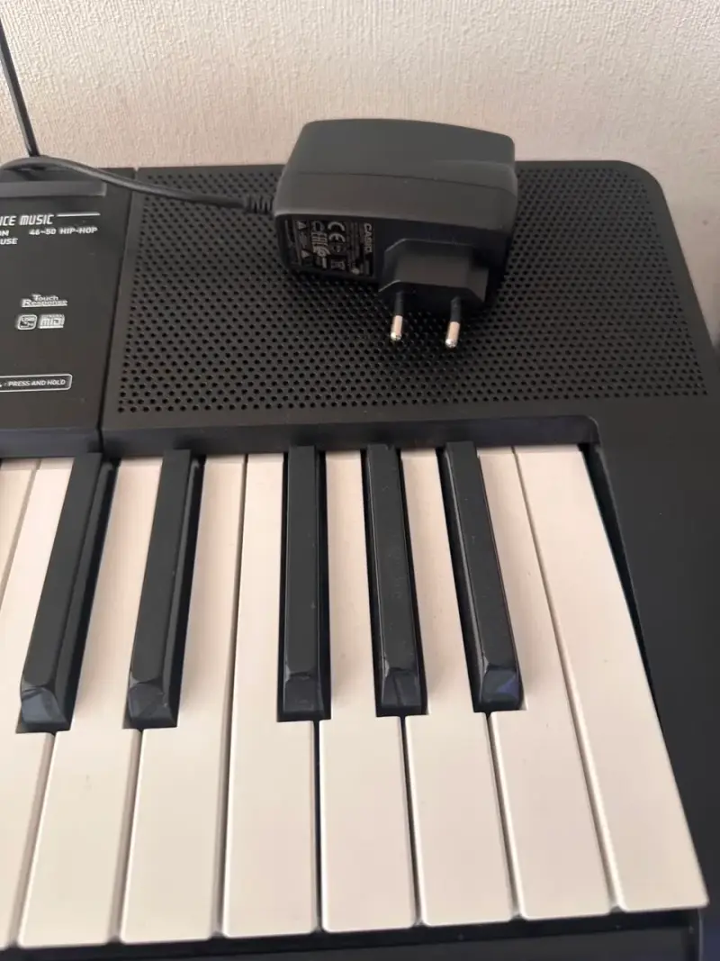 Teclado Casio con soporte y adaptador - 3