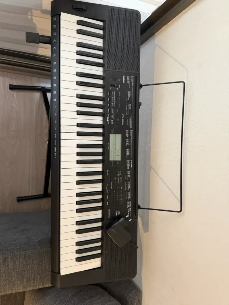 Teclado Casio con soporte y adaptador - 4