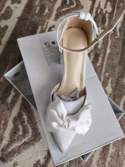 Zapatos de tacón blanco con lazo elegante - miniatura 4