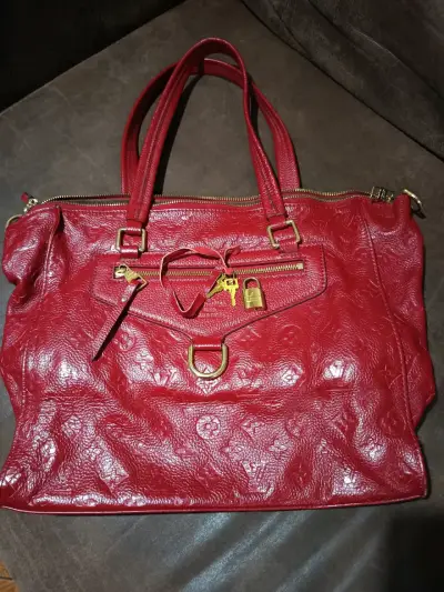 Bolso de cuero rojo con detalles dorados - miniatura 1