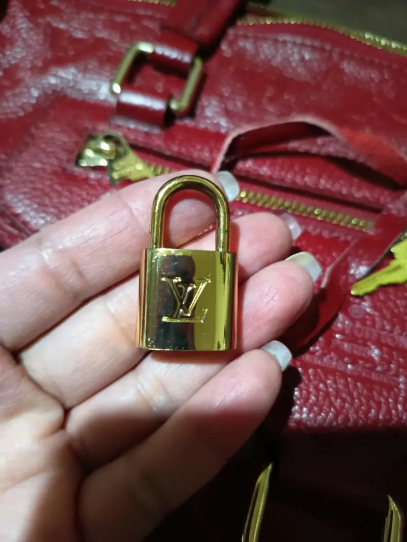 Bolso de cuero rojo con detalles dorados - 2