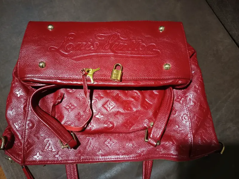 Bolso de cuero rojo con detalles dorados - 3