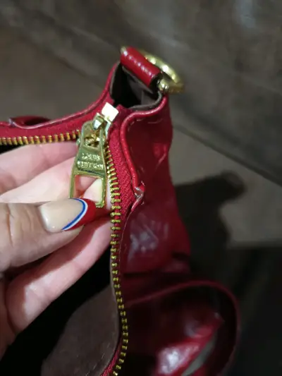 Bolso de cuero rojo con detalles dorados - miniatura 4