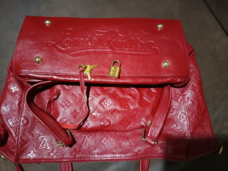 Bolso de cuero rojo con detalles dorados - 5
