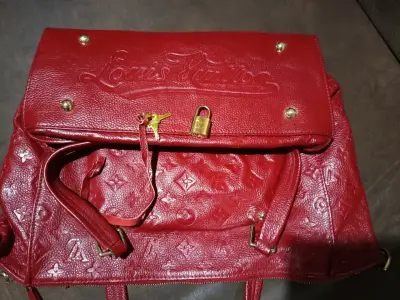 Bolso de cuero rojo con detalles dorados - miniatura 5