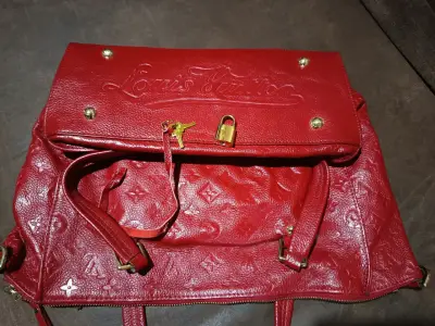 Bolso de cuero rojo con detalles dorados - miniatura 6