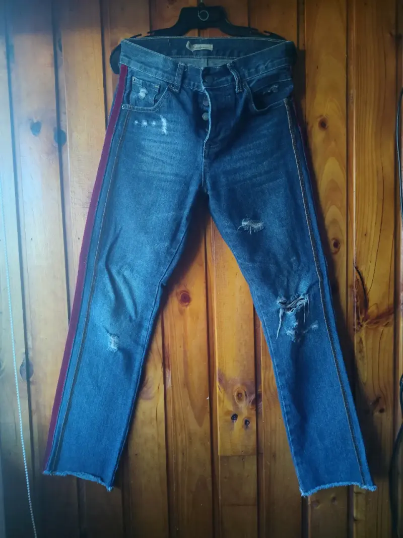 Jeans de mezclilla con franjas laterales desgastados - 1