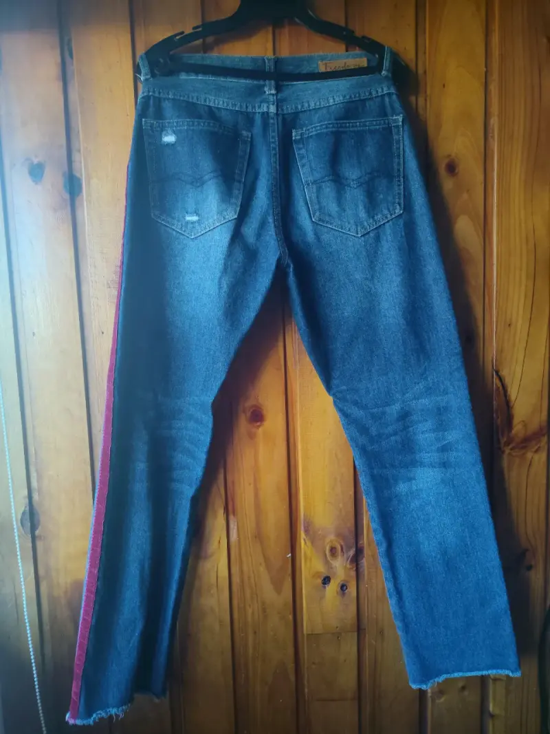 Jeans de mezclilla con franjas laterales desgastados - 2