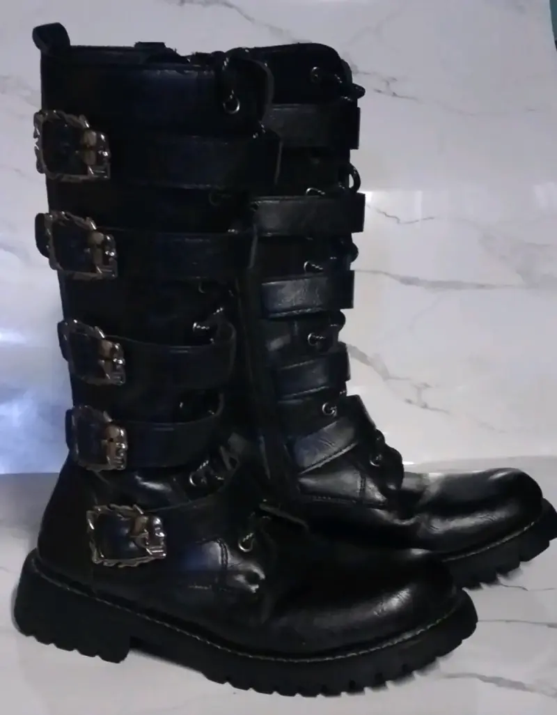 Botas negras de cuero con hebillas metálicas - 1