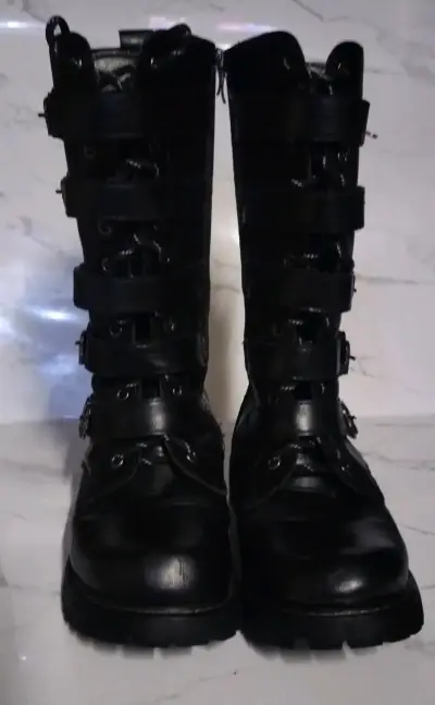Botas negras de cuero con hebillas metálicas - miniatura 2