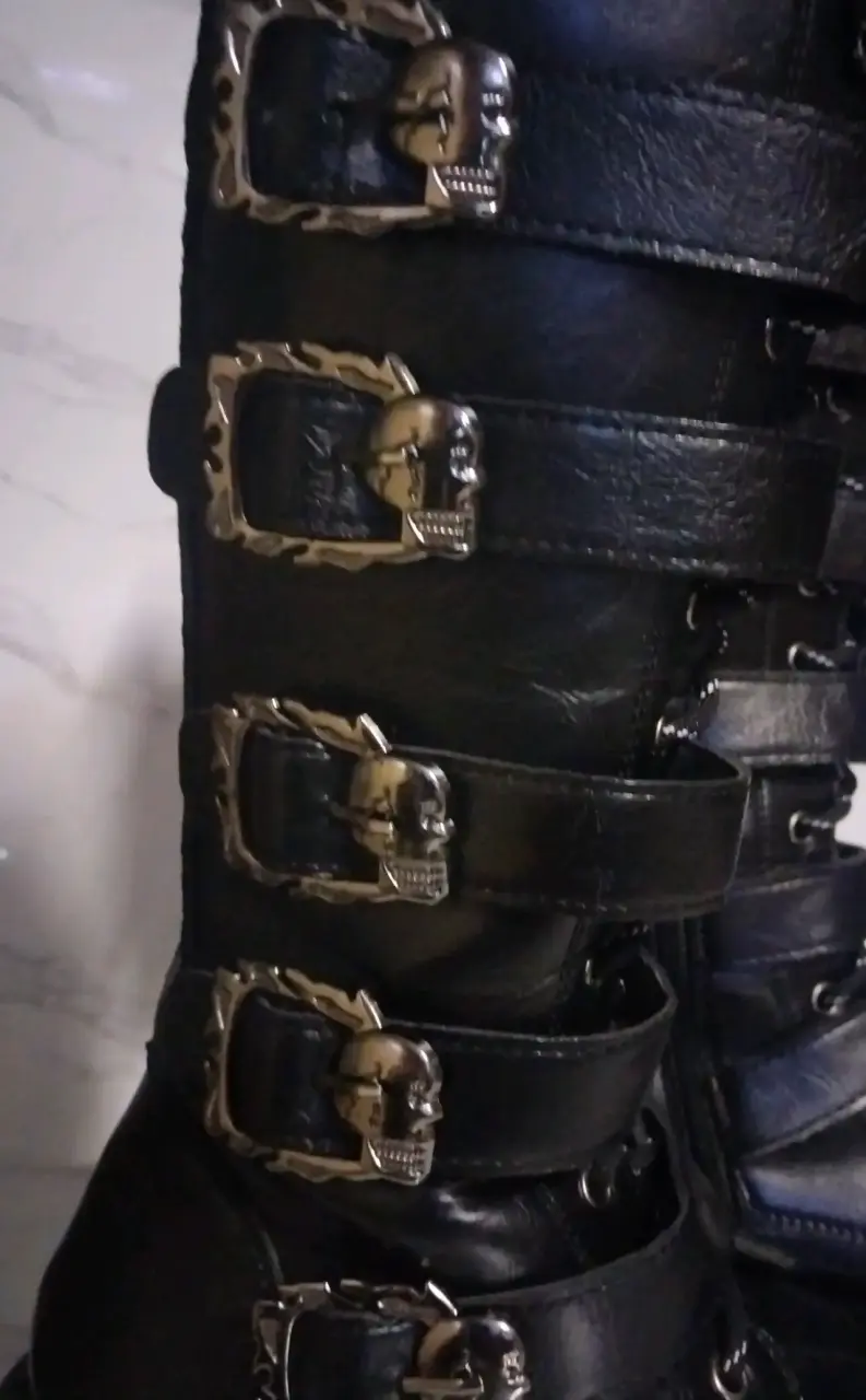 Botas negras de cuero con hebillas metálicas - 3