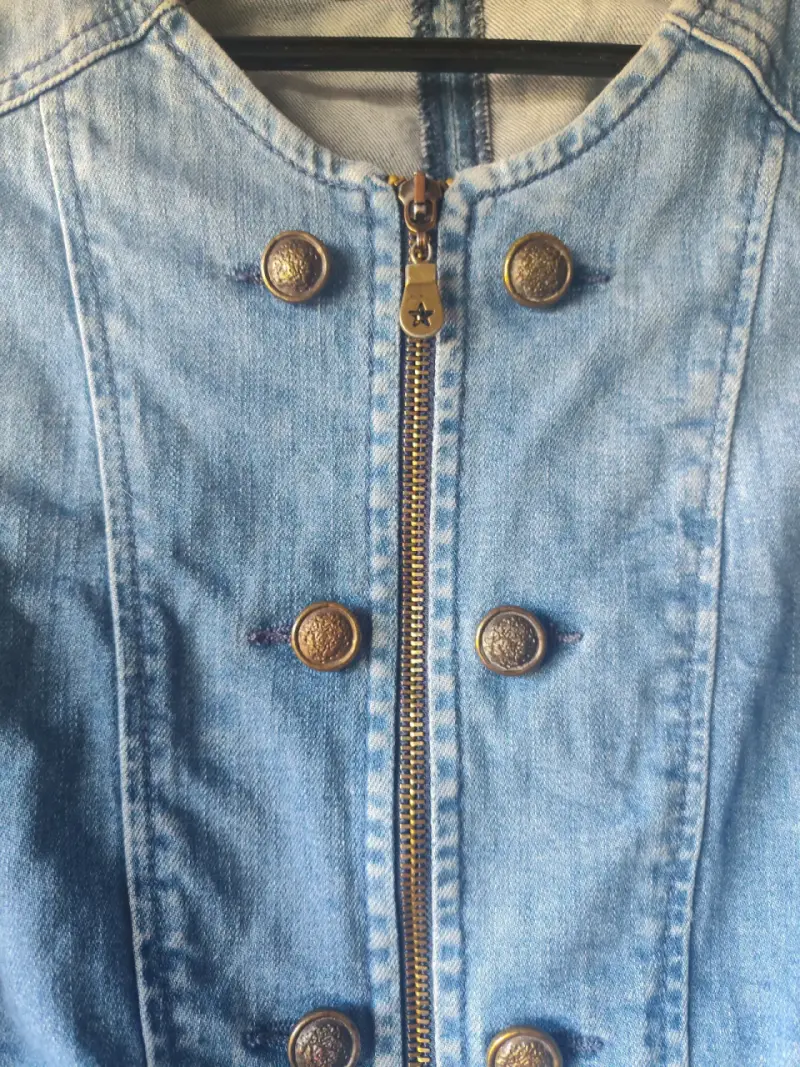 Chaqueta de mezclilla azul con botones decorativos - 1