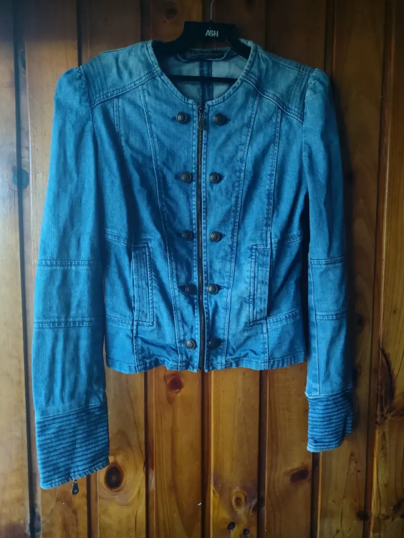 Chaqueta de mezclilla azul con botones decorativos - 2