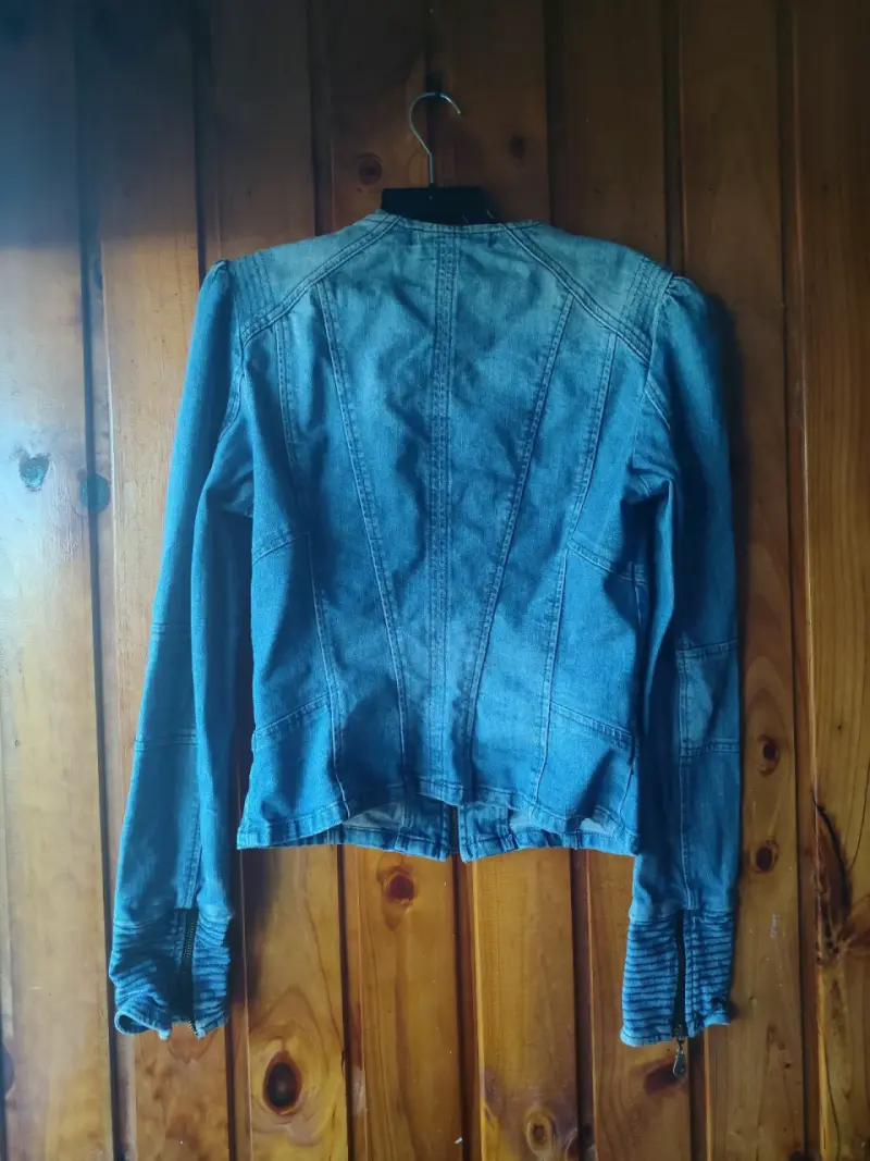 Chaqueta de mezclilla azul con botones decorativos - 3