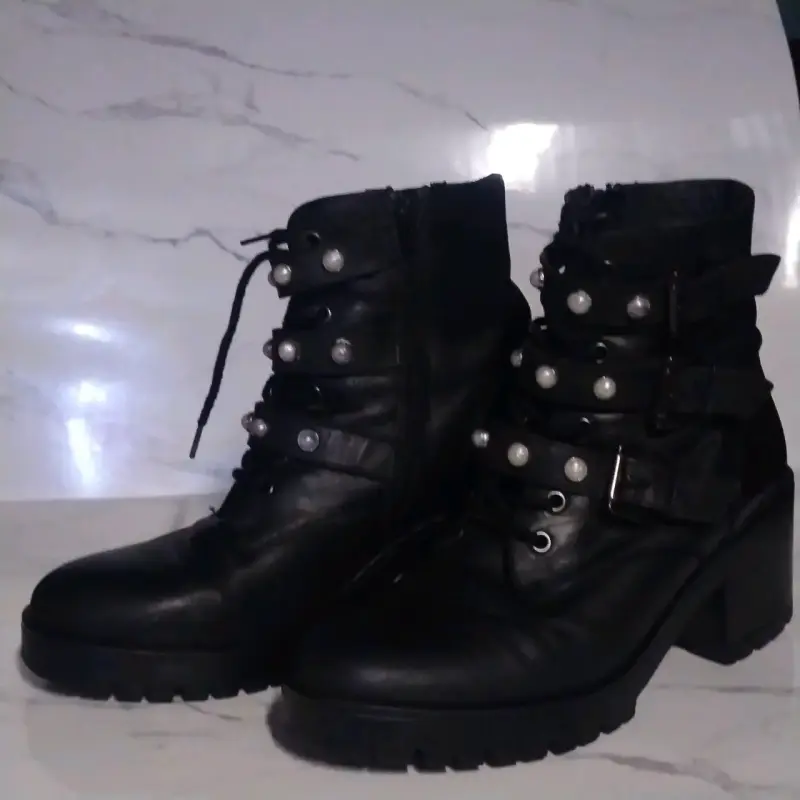 Botines Negros con Hebillas y Perlas - 1