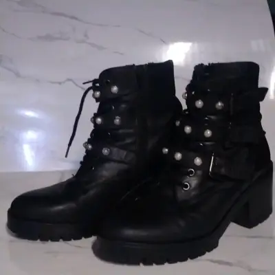 Botines Negros con Hebillas y Perlas - miniatura 1