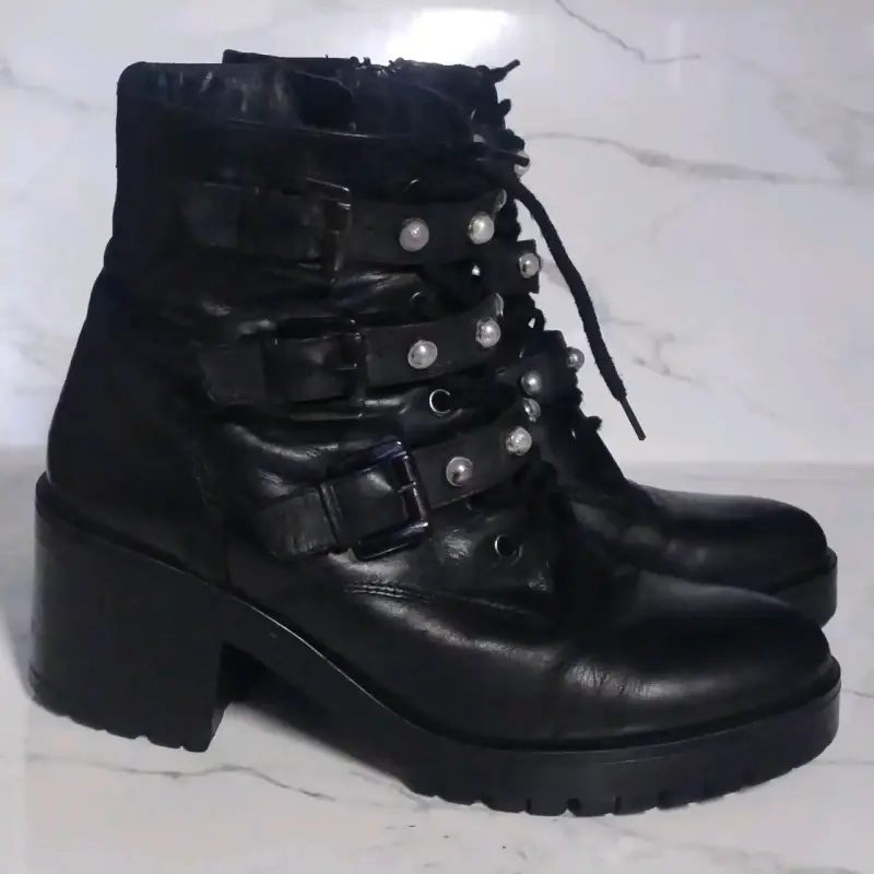 Botines Negros con Hebillas y Perlas - 2