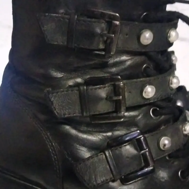 Botines Negros con Hebillas y Perlas - 4