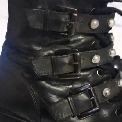 Botines Negros con Hebillas y Perlas - miniatura 4