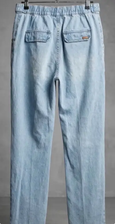 Jeans de mezclilla desgastados para mujer - miniatura 3