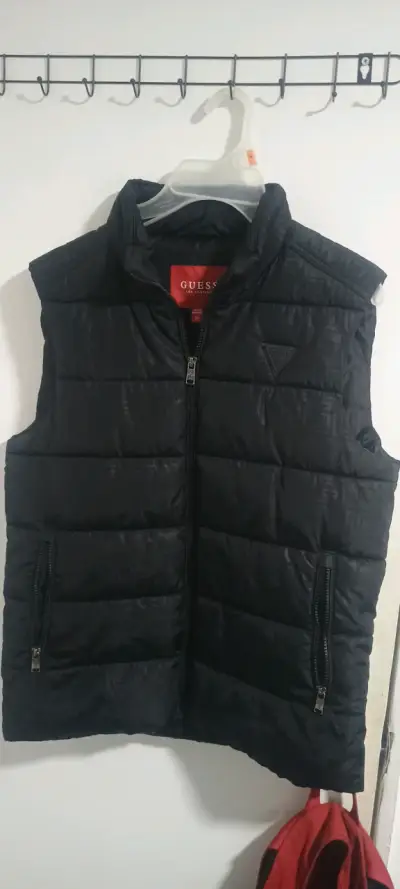 Chaleco sin mangas negro Guess para hombre - miniatura 1