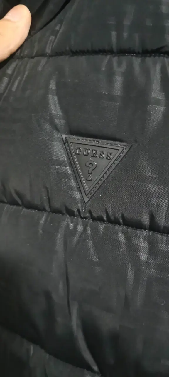 Chaleco sin mangas negro Guess para hombre - 2