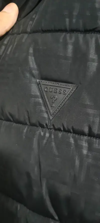 Chaleco sin mangas negro Guess para hombre - miniatura 2