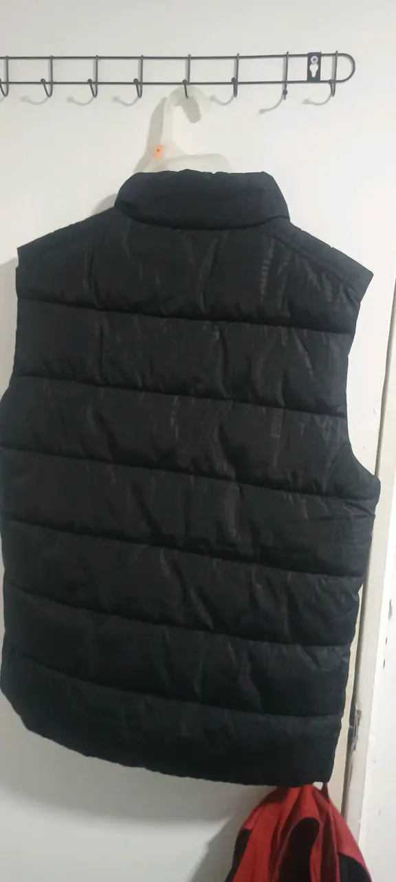 Chaleco sin mangas negro Guess para hombre - 3