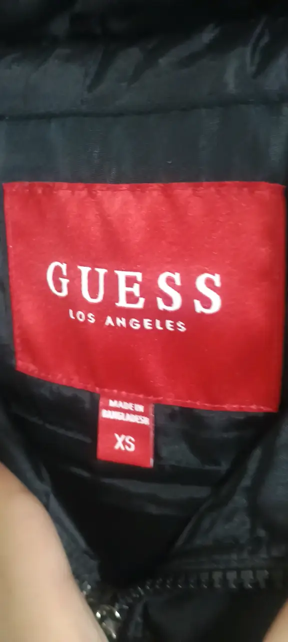 Chaleco sin mangas negro Guess para hombre - 4