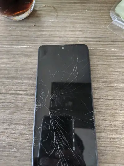 Smartphone Xiaomi Redmi note 12i con pantalla rota - miniatura 2