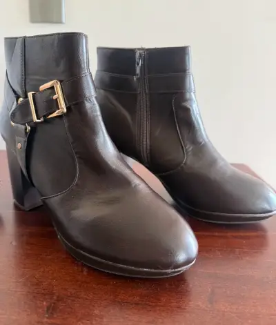 Botines color marrón con tacón ancho marca Sei - miniatura 1