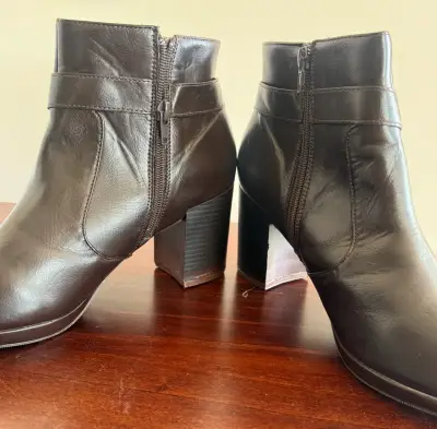 Botines color marrón con tacón ancho marca Sei - miniatura 2