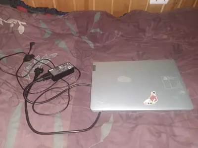Laptop Lenovo con cargador en buen estado - miniatura 1