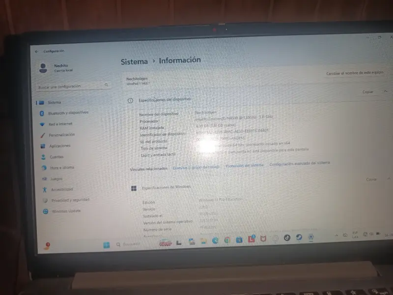Laptop Lenovo con cargador en buen estado - 2